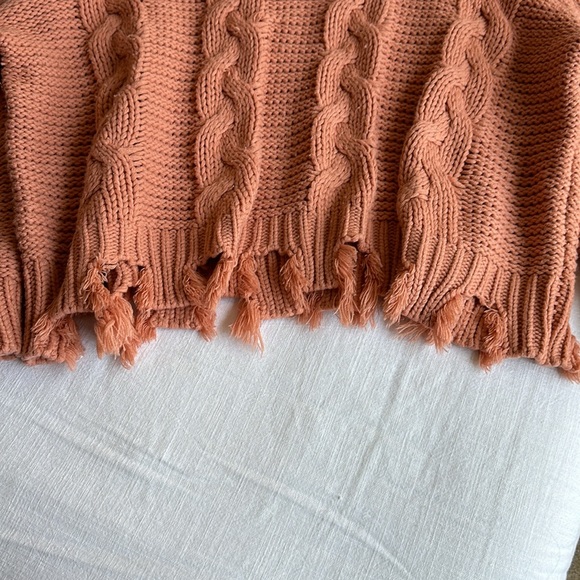 Cable knit distressed hem sweater - Picture 4 of 4